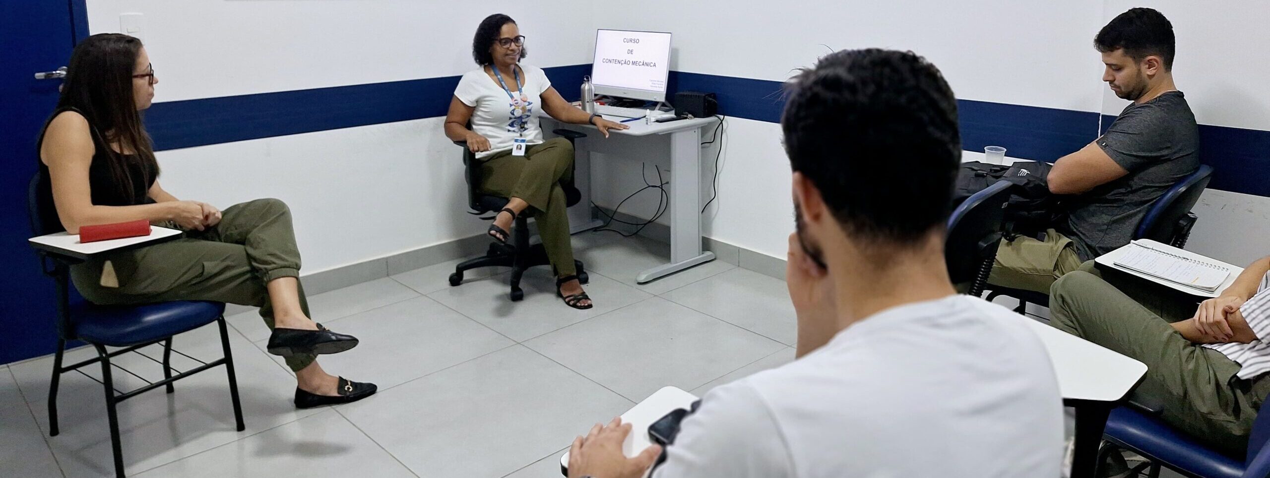 Treinamento em contenção mecânica de pacientes é realizado no IMPP