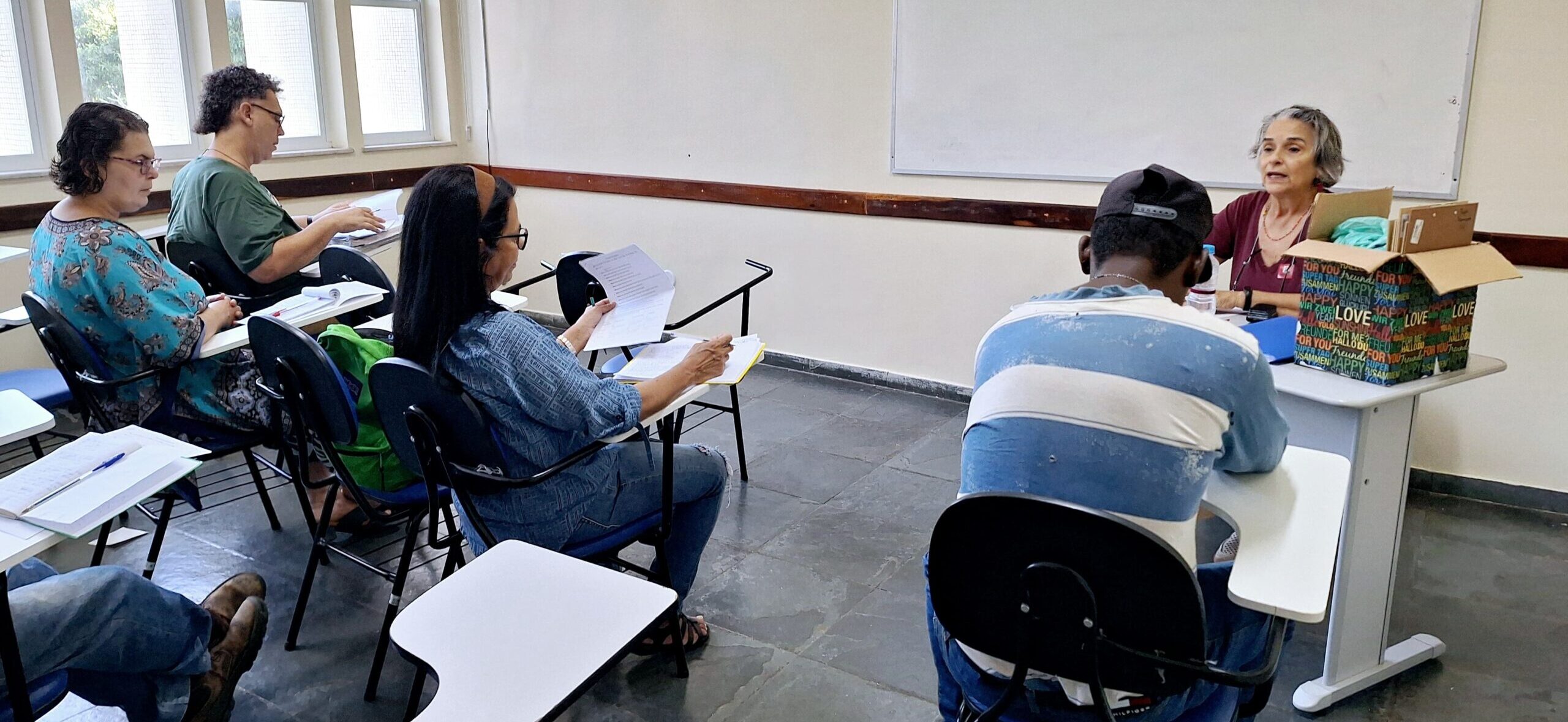 Aula de Idiomas para Usuários e Familiares do Serviço de Saúde Mental no IMPP