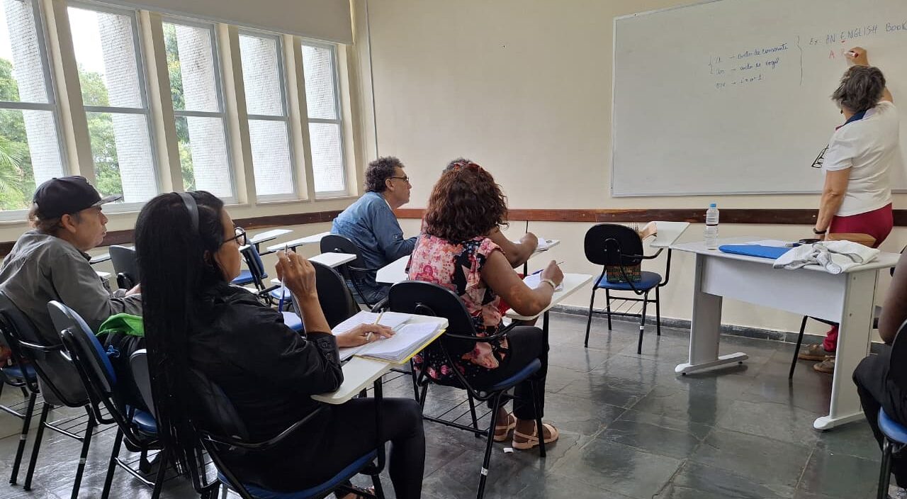 Aula de Idiomas para Usuários e Familiares do Serviço de Saúde Mental no IMPP